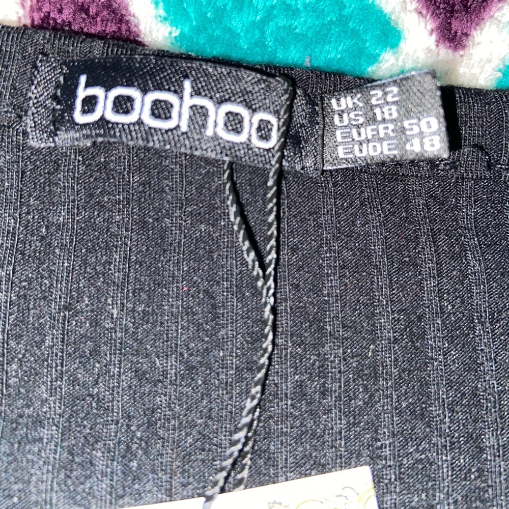 Boohoo Bundle: black ribbed v-neck bodysuit + plum colored lattice hem shirt - Picture 4 of 12